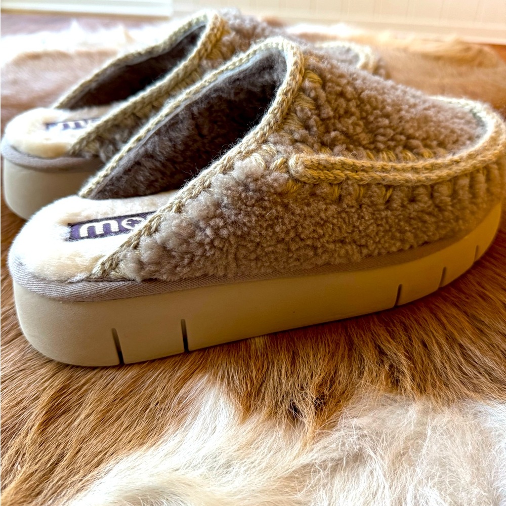 Like new condition, Mou Eskimo Bounce Clogs